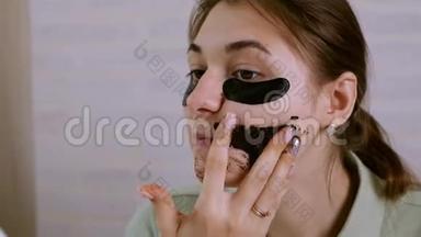 美颜<strong>护肤</strong>.. 女人在脸上涂眼底补丁。 洗<strong>面膜</strong>。 使用天然咖啡面罩，面部护理