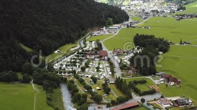 在瑞士阿尔卑斯山脉的恩格尔伯格，一个由河流河流组成的高山露营地，在美丽的高山露营地上空飞行。