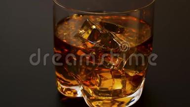 美丽的景色，慢慢拉回威士忌玻璃与<strong>冰块</strong>在黑色<strong>背景</strong>。