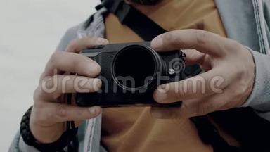 特写一个人的手，他拿着相机，按下按钮拍照。 摄影师拍张照片。 4k. 4k