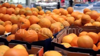在<strong>超市</strong>出售<strong>水果</strong>橘子。 市场柜台上的橘子