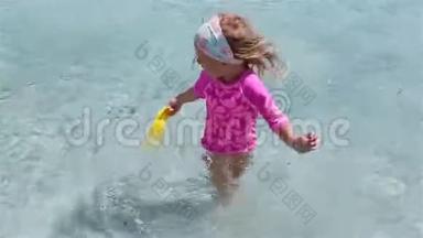 热带假期玩<strong>飞盘</strong>的小可爱女孩。 孩子们在浅水里玩沙滩玩具