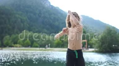 <strong>暑假</strong>期间快乐的<strong>孩子</strong>在一个山湖附近。 可爱的小男孩玩着玩着玩着跳舞