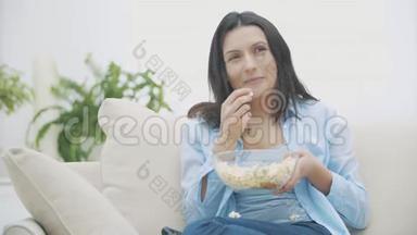 靠近一个深黑肤色的女人，她正在咀嚼爆米花。 <strong>好吃</strong>-<strong>好吃</strong>。 复制空间。 4K.