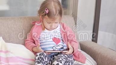 一个漂亮的小女孩在看手机上的卡通片