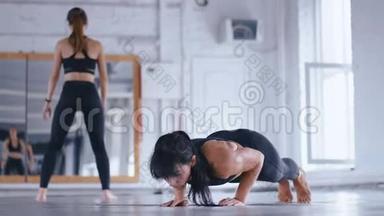 运动的女人在交叉健身馆做俯卧撑。 女人<strong>训练</strong>她的身体和<strong>手臂</strong>。 交叉<strong>训练</strong>。 女运动员