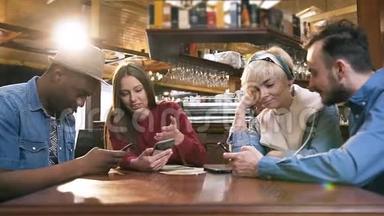 一群<strong>时</strong>髦的<strong>时</strong>髦朋友在酒吧休息<strong>时使用</strong>智能手机。
