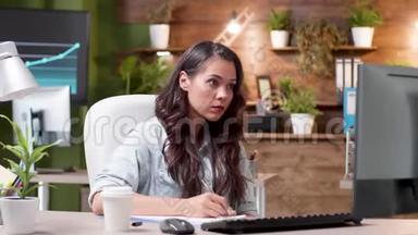 <strong>专心</strong>致志的女人读一封电子邮件，在剪贴板上记笔记
