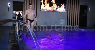 一个男人走进一家昂贵酒店的豪华游泳池。 慢动作方案