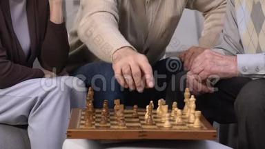 <strong>老年</strong>人在养老院下棋，一起享受闲暇时光
