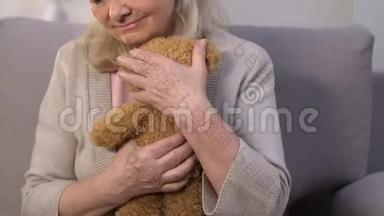 孤独的老母亲拥抱泰迪熊，回忆忙碌的孩子，回忆