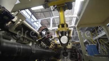 机器人铝挤压生产线工厂。 生产复杂的轻质挤压铝金属型材