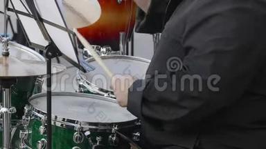 鼓手在户外鼓包上演奏音乐。 用鼓槌演奏鼓组和演奏板演奏鼓手