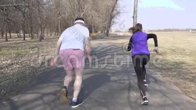 白种人男女朋友在春季公园训练、运动和赛跑、马拉松、慢动作