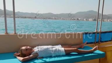 <strong>旅游</strong>女孩在海上漂流游艇上放松。 在海上的夏<strong>季</strong>游轮上躺在帆船上的年轻女孩。 青少年