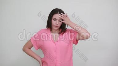 一位穿着粉红色衬衫的白种人年轻女士举着头，看上去<strong>很困</strong>惑