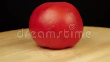 <strong>红番茄</strong>在木平台上旋转360度