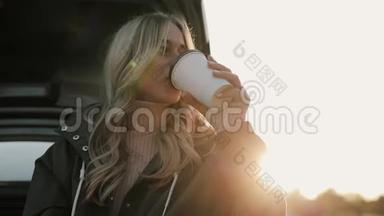 女人喜欢秋天喝热茶，在车旁吃饼干