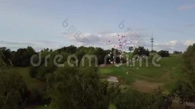 五颜六色的气球从高尔夫球场飞向天空，4K