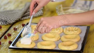 女人在家里的厨房里烤馅饼。 把面包装满了干酪。 自制糕点。