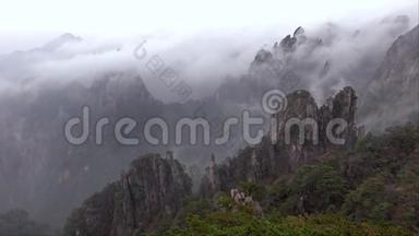 雾在黄山，被称为黄山，安徽，中国。