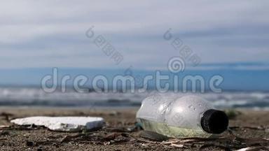 海洋生态系统模糊波浪运动背景下的塑料瓶垃圾