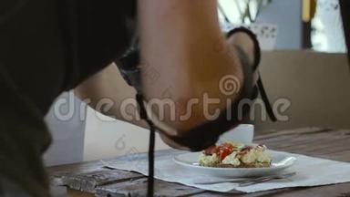 专业摄影师在餐厅拍摄美食.