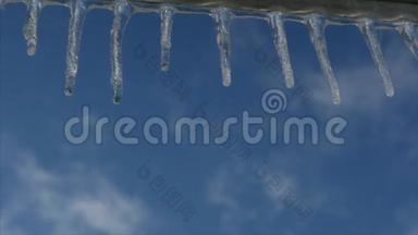 冬天的冰柱顶着蓝天，<strong>大大</strong>小小的冰柱在阳光下融化.. 冬末，时代变迁..