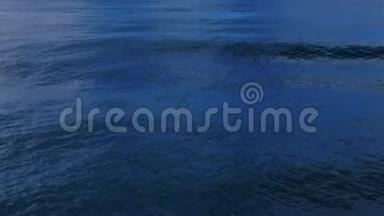 在深蓝色海水表面溅出海浪，自然流体运动4k