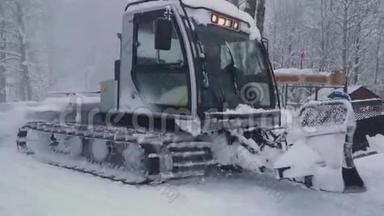 滑雪场娱乐活动。 滑雪场雪扫雪机。 雪洗衣机驱赶离开平坦的道路