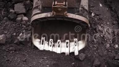 挖掘机装煤..