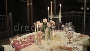 <strong>一桌</strong>浪漫的晚餐。 为情侣提供带蜡烛和餐具的餐桌
