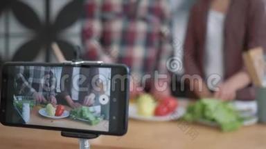 饮食计划，智能手机制作视频直播博主们<strong>如何</strong>用新鲜蔬菜和蔬菜做健康饮食