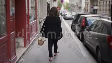 街上女人带着柳条篮子<strong>走路</strong>的慢镜头