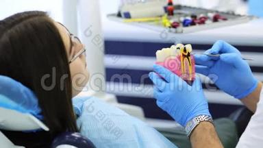 女士正在看牙模与牙腔在牙医手中咨询。