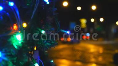 圣诞<strong>树</strong>的近枝上装饰着明亮的花环，在<strong>夜晚</strong>发光。 人工杉<strong>树</strong>