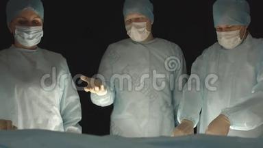 三名外科医生，一男一女，做手术切除前列腺腺瘤和精索静脉曲张、纤维腺瘤