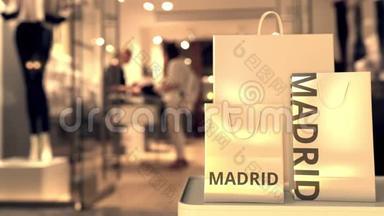 购物袋与马德里文字对抗模糊商店。 西班牙购物相关剪辑