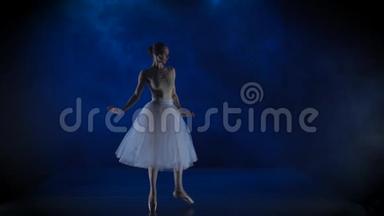 穿着白色芭蕾舞裙表演古典芭蕾的漂亮芭蕾舞演员。 慢动作。