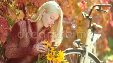 秋天的女人。 穿着针织毛衣留着长发的梦幻女孩。 秋天和树叶飘落的梦想。 公园里快乐的年轻女子