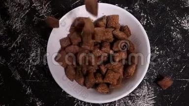 巧克力片的特写，<strong>垫子</strong>掉在黑色背景上的白色盘子里。 谷物，食物，厨房概念。