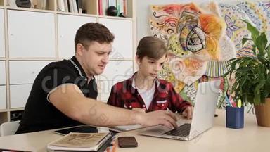 白种人的父亲<strong>用</strong>手提<strong>电脑</strong>慢动作帮助他的儿子弄清楚他的面罩