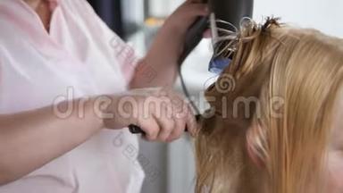 理发师剪干头发时的客户。 理发师给理发店里拿剪刀的女人理发