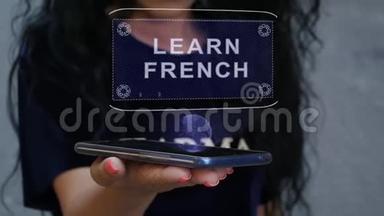 女人展示HUD全息图学习法语