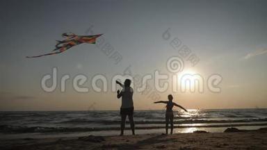 幸福的<strong>家庭</strong>父亲和孩子女儿在日落时在海滩上放风筝。 有趣的<strong>家庭</strong>时光。 友好<strong>家庭</strong>的概念