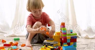 小男孩搭建彩色积木.