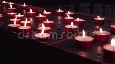 许多蜡烛在金属表面点燃