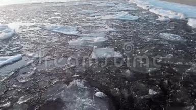 冰层靠近海岸特写。 冰冷的水中的冰飘飘浮着。
