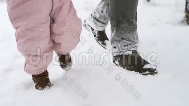 穿暖和连衣裙的婴儿脚做第一步。 孩子学会走路。 友好的<strong>全家</strong>人在冬季森林散步