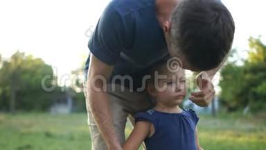 可爱的孩子在夏天和她爸爸休息。 一个男人围着女儿转，暑假，父亲节